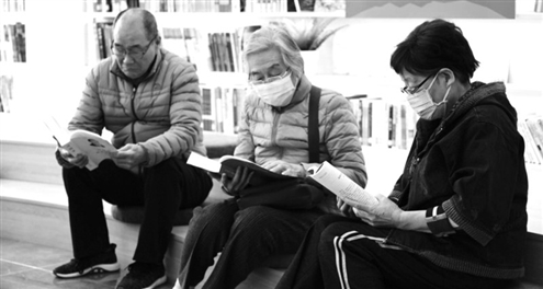 在“学习强国”书吧,居民坐在一起安静阅读